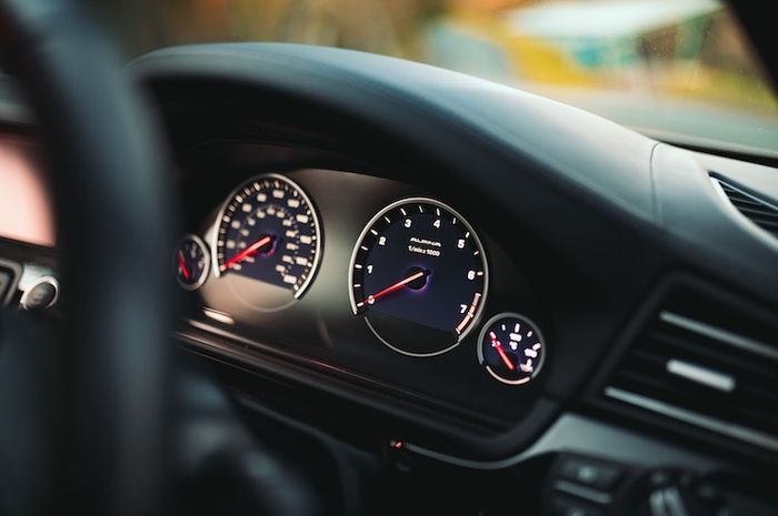 Pada dashboard mobil terdapat tanda kepingan salju.