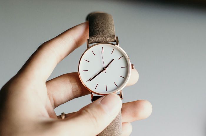 Dalam bahasa Inggris, waktu disebut dengan time.