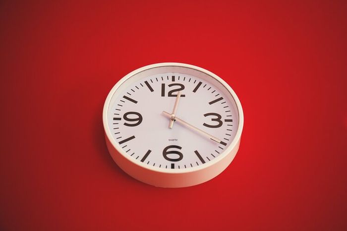 Ungkapan menyatakan jam 12.20 dalam bahasa Inggris adalah It&rsquo;s a twenty past twelve.