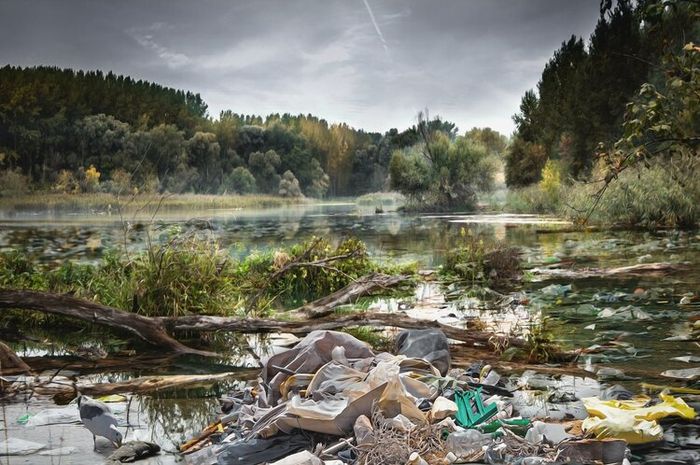 Membuang sampah sembarangan di sekitar sungai dapat menyebabkan sungai menjadi padat.