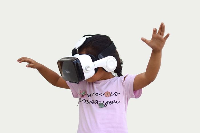 Augmented Reality (AR) adalah teknologi yang digunakan untuk berinteraksi di dunia metaverse.