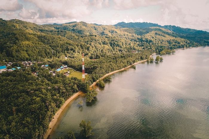 Maluku merupakan tempat stategis pada maa perdagangan rempah-rempah di Indonesia.