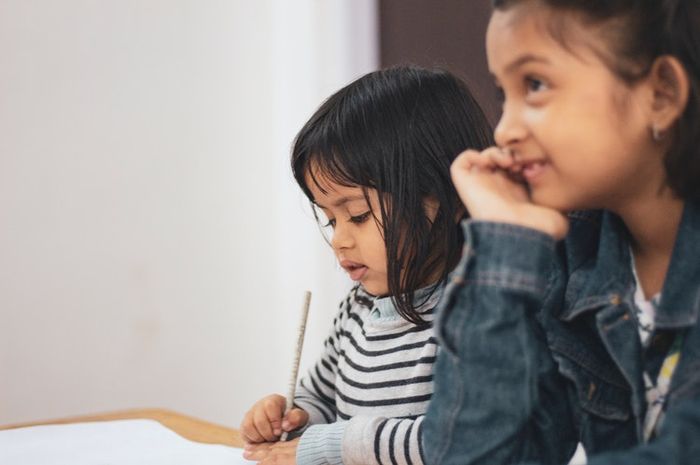 Dalam bahasa Inggris, menceritakan kegiatan disebut dengan telling activity.
