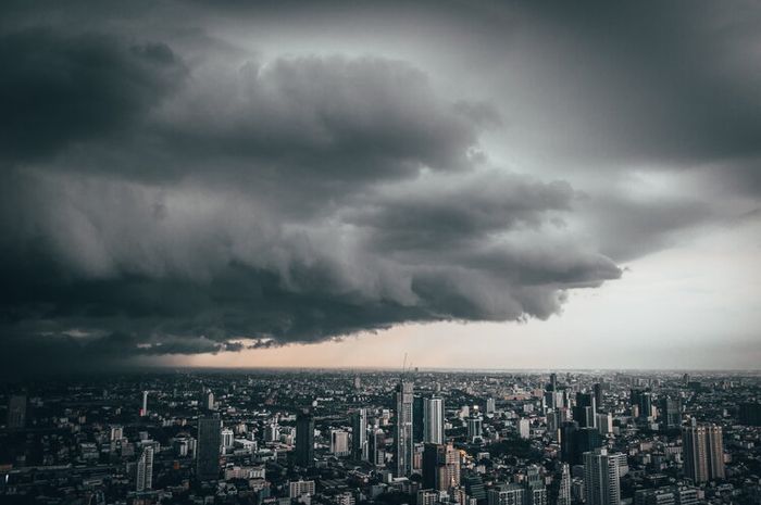 Awab cumulonimbus merupakan awan yang terdiri dari badai, petir, dan cuaca buruk.