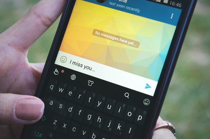 Dalam bahasa Inggris, biasanya kita mengungkapkan rasa rindu dengan ungkapan 'I miss you'.