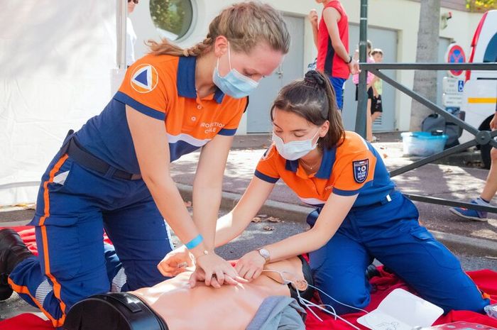 CPR (cardiopulmonary resuscitation) dikenal juga dengan istilah resusitasi jantung paru.