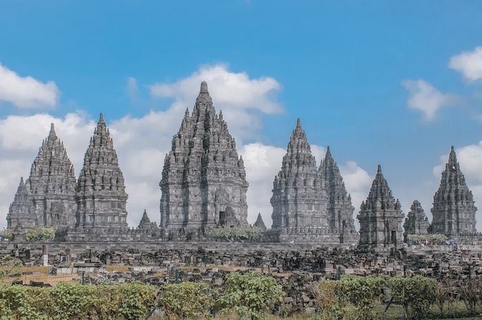 Bangunan Candi menjadi salah satu benda bersejarah peninggalan zaman Hindu-Buddha di Indonesia.