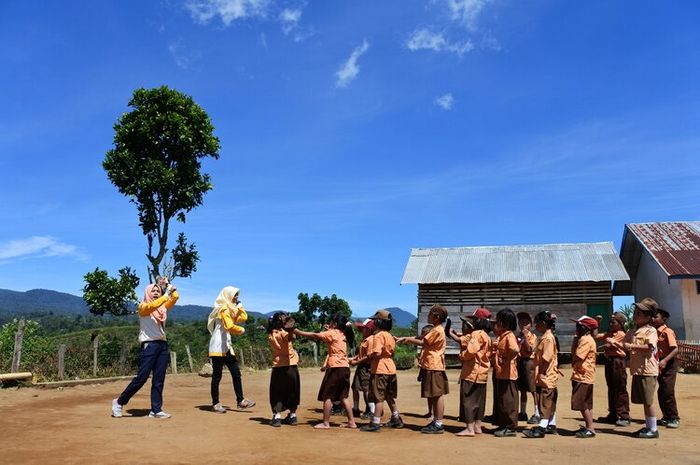 Commands at school adalah kalimat perintah di sekolah dalam bahasa Inggris.