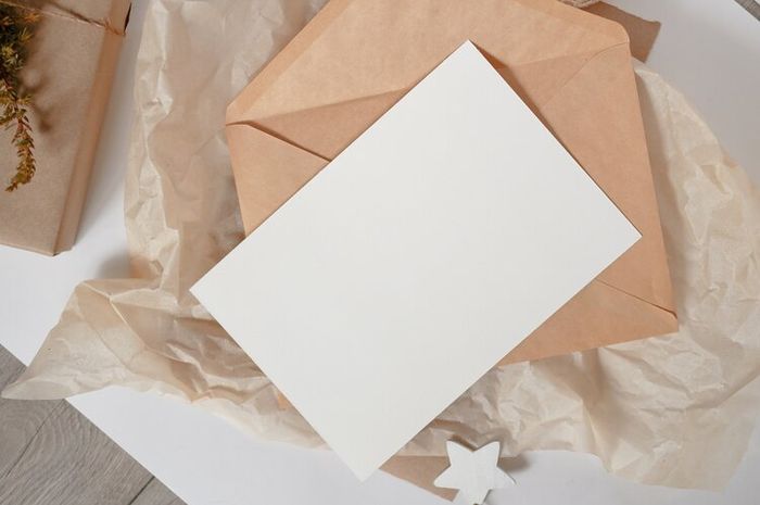 Di dalam bahasa Inggris, kartu ucapan juga disebut dengan greeting card.