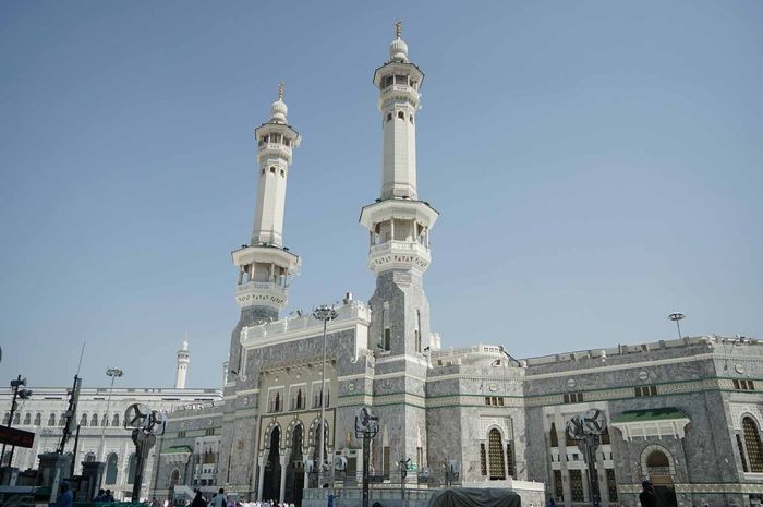 Pada bulan Ramadan, umat muslim menunaikan ibadah puasa.
