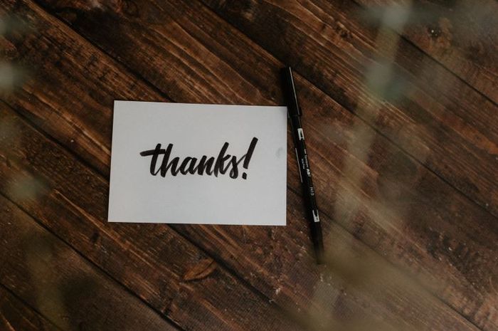 Kata thanks dapat diucapkan untuk mengungkapkan rasa syukur atau expressing gratitude.
