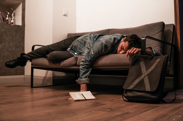 Sleep in memiliki arti ketiduran atau dalam bahasa Inggris memiliki sinonim yaitu overslept.