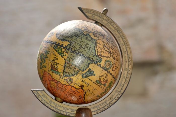Globe adalah bola dunia berukuran kecil yang menggambarkan bentuk bumi yang diperkecil.