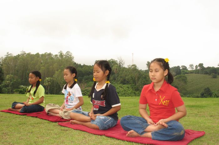 Melakukan meditasi pada anak juga dapat meningkatkan kesehatan mental.