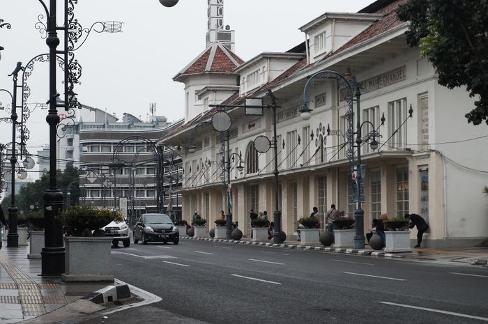 Bangunan umum dalam bahasa Inggris disebut dengan public buildings.