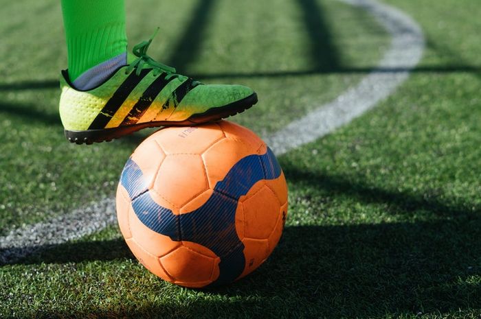Pola segi lima dan segi enam pada bola sepak berfungsi untuk memudahkan pengamatan.