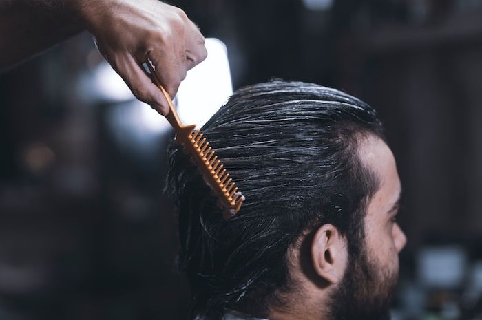 Pergesekan sisir dan rambut bisa menyebabkan timbulnya listrik statis.