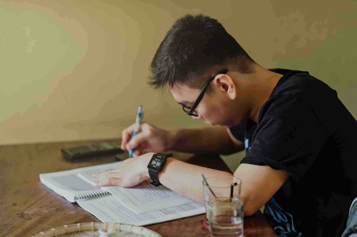 Possessive adjective adalah sebuah determiner yang digunakan untuk menyatakan kepemilikan (possession) terhadap noun atau kata benda.