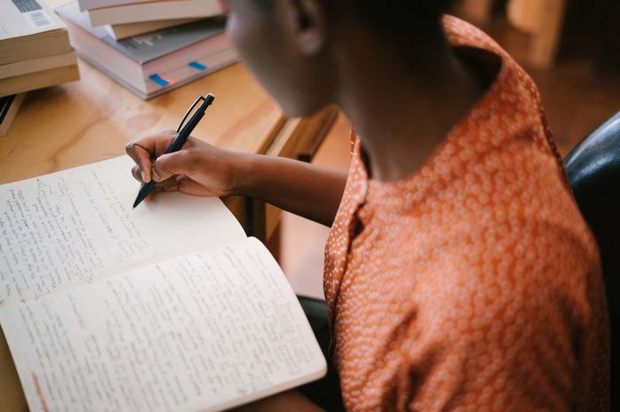 Karakter dalam cerita dalam bahasa Inggris disebut dengan &quot;characters in the story&quot;.