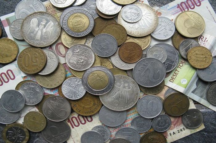 Uang kertas dan uang logam adalah jenis uang yang digunakan banyak negara.