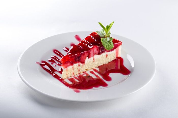 'A piece of cake' adalah salah satu idiom bahasa Inggris yang sering digunakan dalam percakapan sehari-hari.