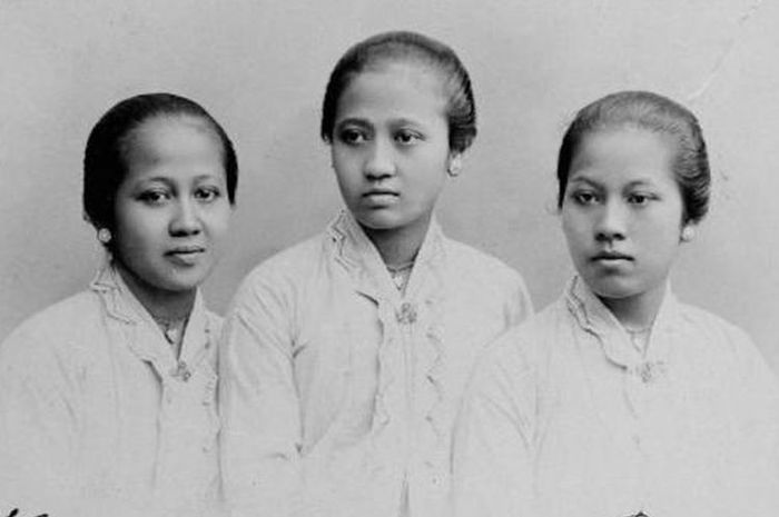 R.A Kartini merupakan pejuang emansipasi perempuan pertama di Indonesia.