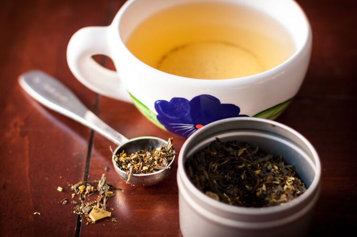 Green tea berasal dari tumbuhan teh hijau yang dikeringkan.