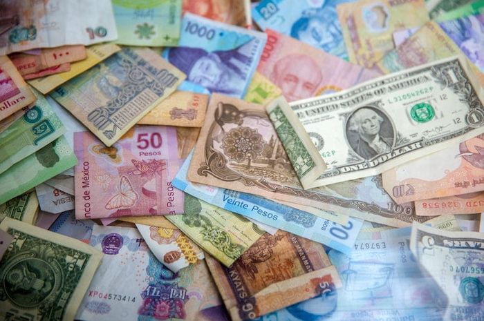 Uang dalam kehidupan digunakan sebagai alat pembayaran atau transaksi.