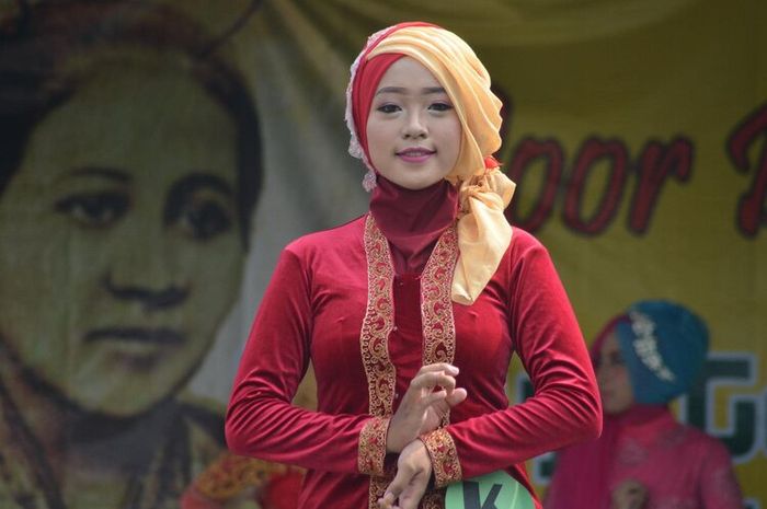 Kebaya merupakan pakaian identitas bangsa Indonesia.