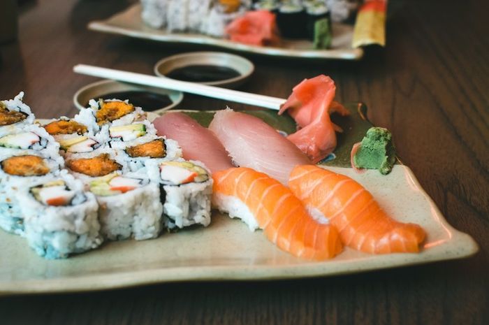 Jahe sushi yang berwarna pink disebut dengan gari.