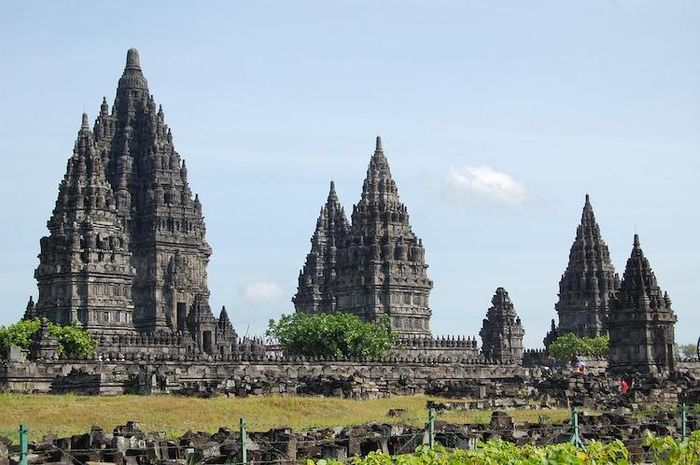 Salah satu contoh peninggalan sejarah bercorak Hindu yang ada di Indonesia adalah Candi Prambanan.