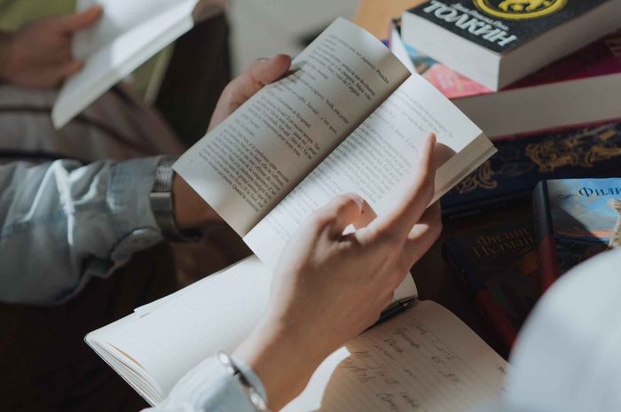 Verb yang diikuti dengan preposition atau adverb, maka akan menghasilkan phrasal verb.