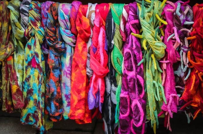 Batik jumputan adalah kesenian atau kerajinan tangan yang berasal dari beberapa daerah di Indonesia.
