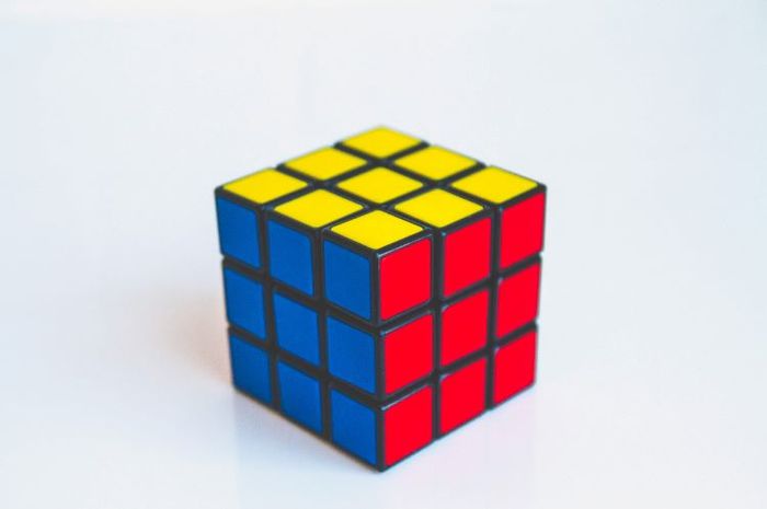 Permukaan rubik tersusun atas petak persegi.