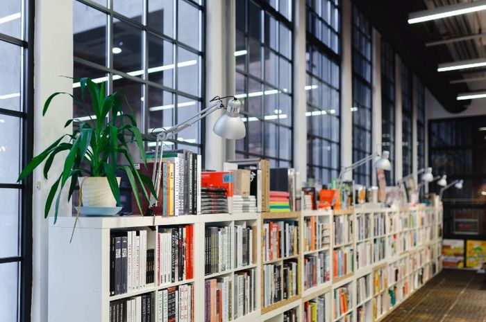 Dalam bahasa Inggris, perpustakaan disebut dengan 