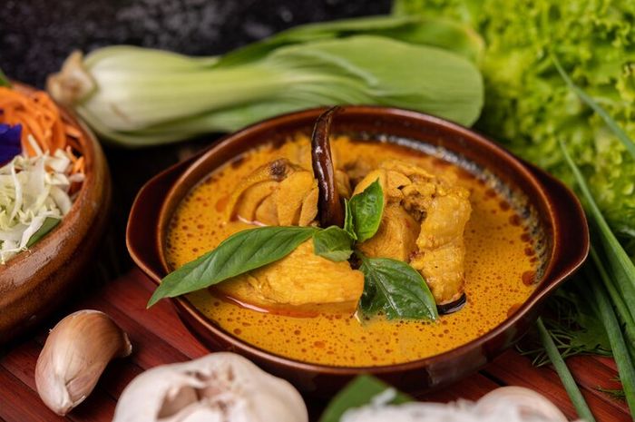Opor ayam merupakan salah satu hidangan kuliner yang sering disajikan saat Lebaran.