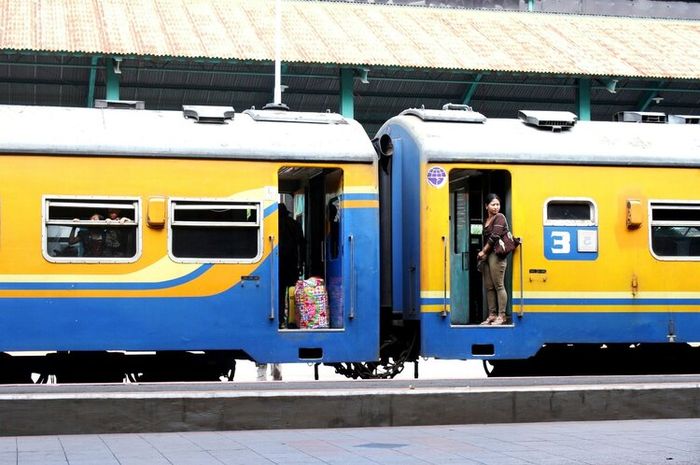 Alat transportasi kereta api terdiri dari beberapa gerbong, salah satunya gerbong penumpang.