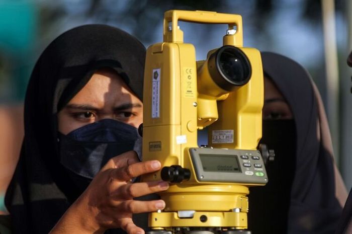 Sidang isbat dilakukan melalui obesevasi untuk menentukan awal tahun Hijriah.