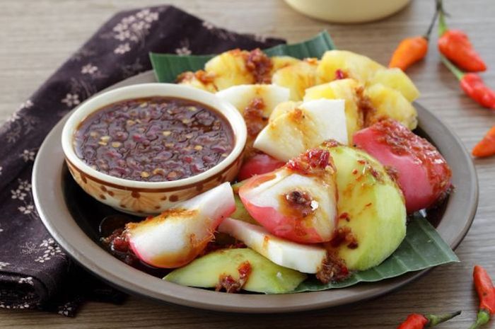 Rujak buah adalah kudapan menyegarkan yang tidak sulit dibuat di rumah.