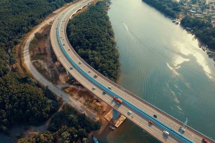 Jalan tol terpanjang di Indonesia adalah jalan tol Trans Jawa dengan panjang 1.056,38 km yang terbagi dalam 20 ruas.