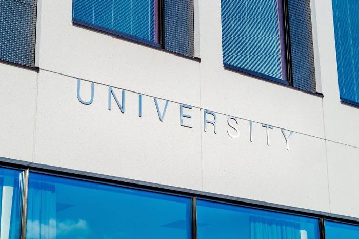 UGM dan ITB menerapkan program double degree yang bermitra dengan universitas luar negeri untuk sejumlah departemen.