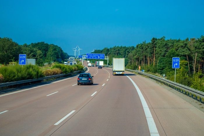 Agar bisa melintasi jalan tol, pengendara perlu membayarkan uang sesuai tarif.