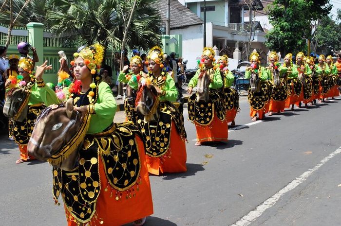 Pawai budaya menampilkan keberagaman budaya di Indonesia.