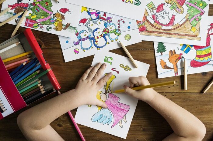 Membuat gambar ilustrasi membutuhkan media gambar seperti kertas dan pewarna.