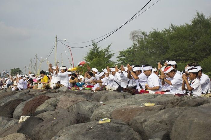 Masyarakat Hindu di Bali melakukan perayaan Nyepi setiap awal Tahun Baru Saka.