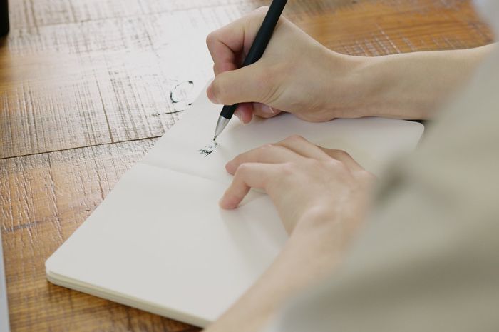Interrogative sentence merupakan kalimat yang digunakan untuk mengajukan pertanyaan.