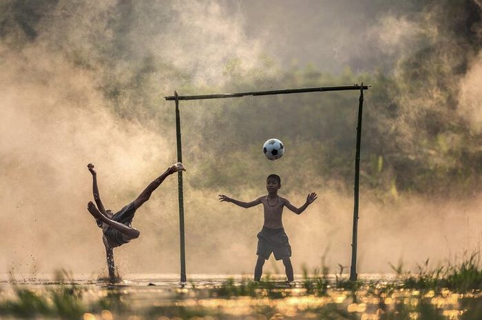 Olah raga bola membutuhkan keterampilan lokomotor dan non lokomotor.