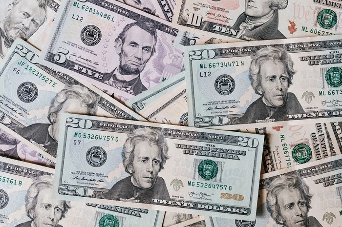 Dollar Amerika Serikat merupakan mata uang yang paling umum digunakan.