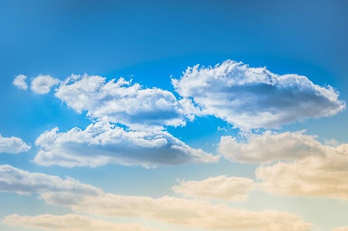 Awan di langit sulit untuk jatuh.