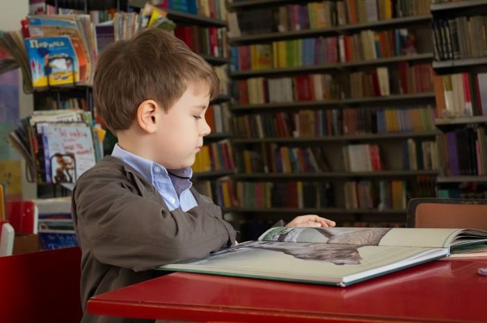 Salah satu idiom yang berkaitan dengan pendidikan adalah bookworm.